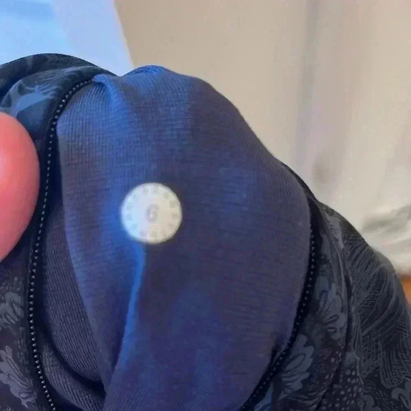 Lululemon Run On Tight (25")-Sz 6 - Picture 6 of 6